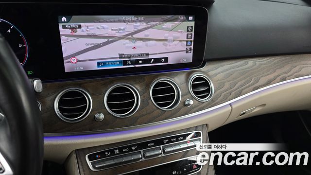 Mercedes-Benz E-Class 2023 — photo 14