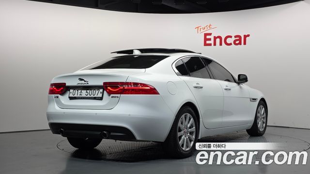 Jaguar XE 2018 — photo 2