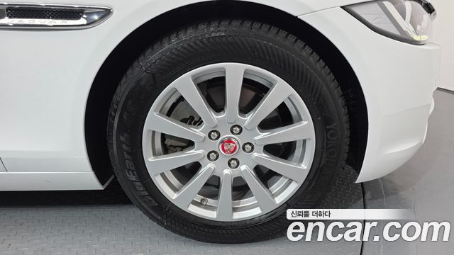 Jaguar XE 2018 — photo 5