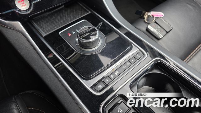 Jaguar XE 2018 — photo 9