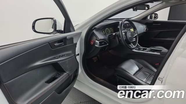 Jaguar XE 2018 — photo 10