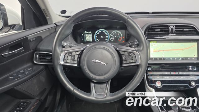 Jaguar XE 2018 — photo 13