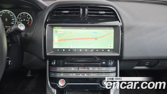 Jaguar XE 2018 — photo 14