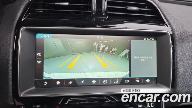 Jaguar XE 2018 — photo 15
