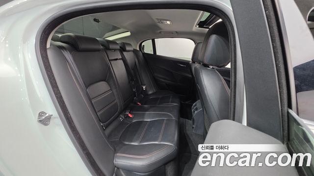 Jaguar XE 2018 — photo 17