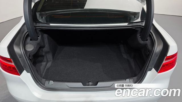 Jaguar XE 2018 — photo 20