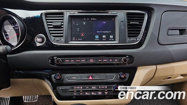 Kia Canival 2017 — photo 20