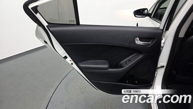 Kia K3 2015 — photo 15