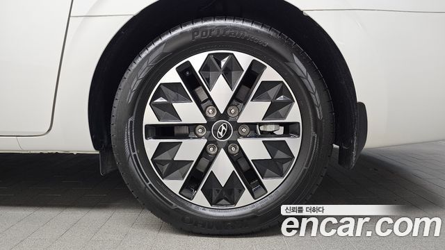 Hyundai Staria 2025 — photo 7