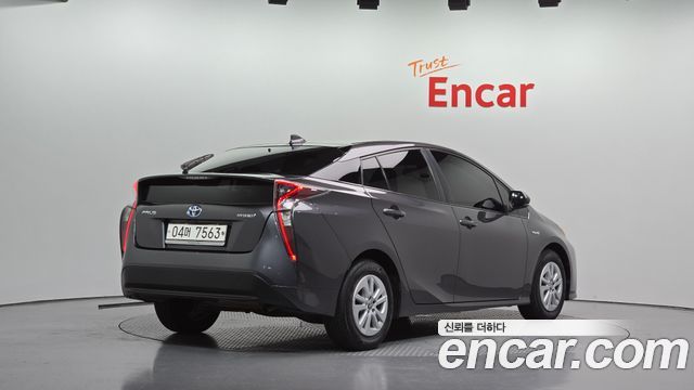 Toyota Prius 2017 — photo 2