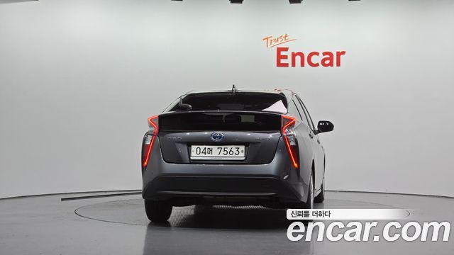 Toyota Prius 2017 — photo 4