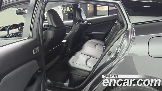 Toyota Prius 2017 — photo 11