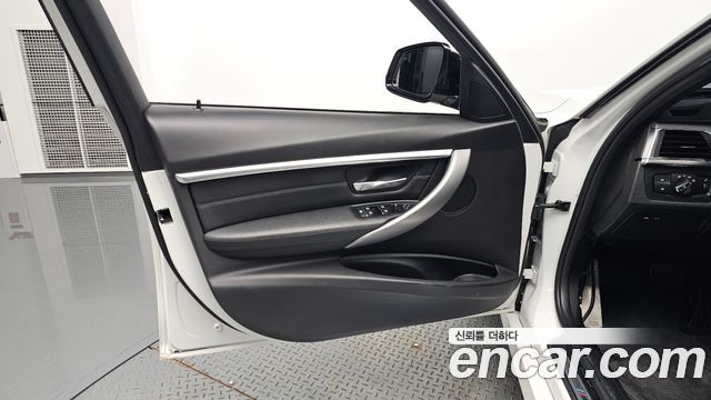 BMW 3-Series 2018 — photo 14
