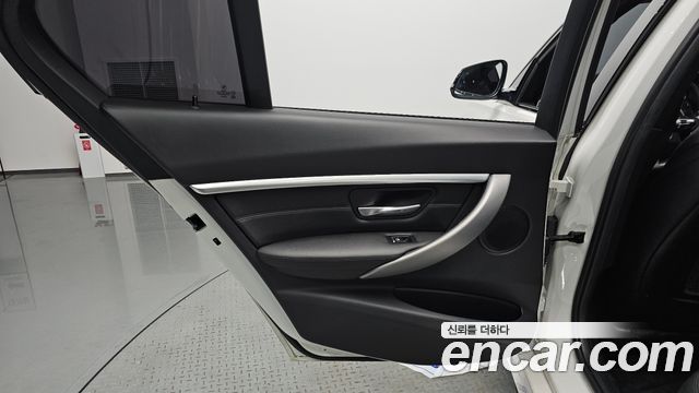 BMW 3-Series 2018 — photo 15
