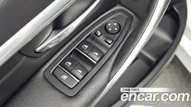 BMW 3-Series 2018 — photo 28