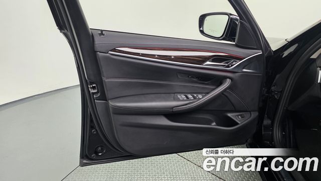 BMW 5-Series 2023 — photo 14