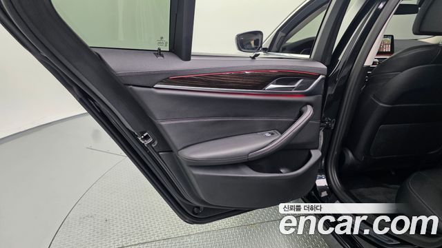 BMW 5-Series 2023 — photo 15