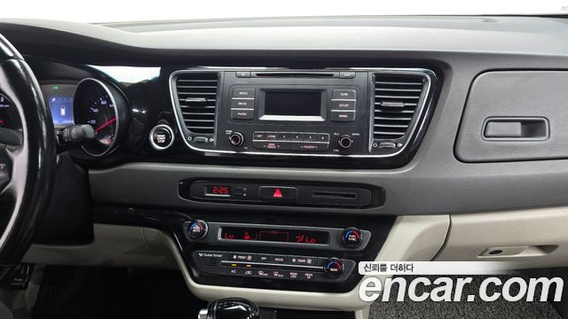 Kia Canival 2015 — photo 17