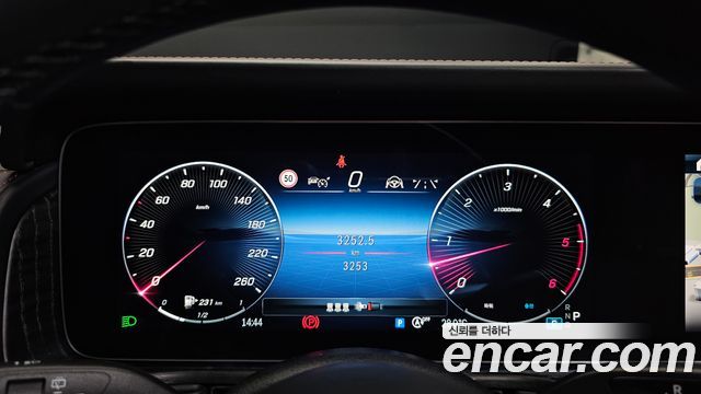 Mercedes-Benz G-Class 2025 — photo 11