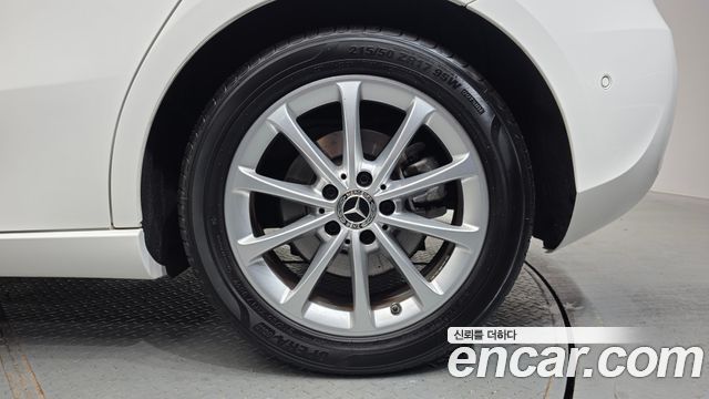 Mercedes-Benz A-Class 2020 — photo 7