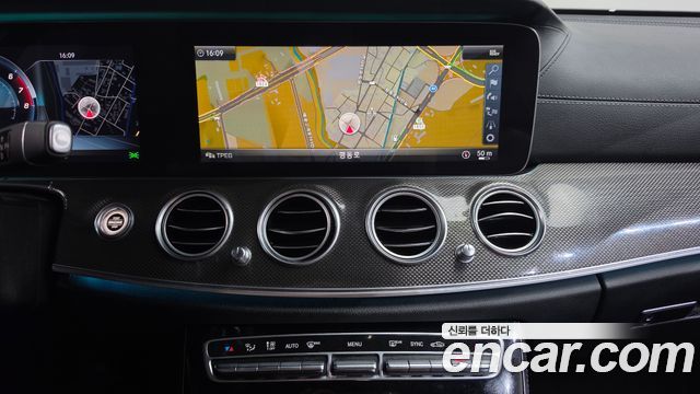 Mercedes-Benz E-Class 2019 — photo 18