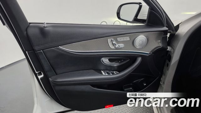 Mercedes-Benz E-Class 2019 — photo 14