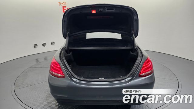 Mercedes-Benz C-Class 2018 — photo 20
