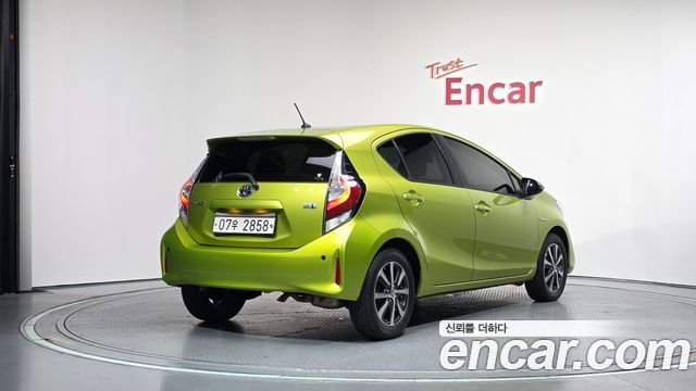 Toyota Prius 2018 — photo 2