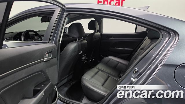 Hyundai AVANTE 2017 — photo 11
