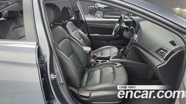 Hyundai AVANTE 2017 — photo 12