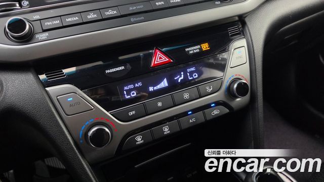 Hyundai AVANTE 2017 — photo 19