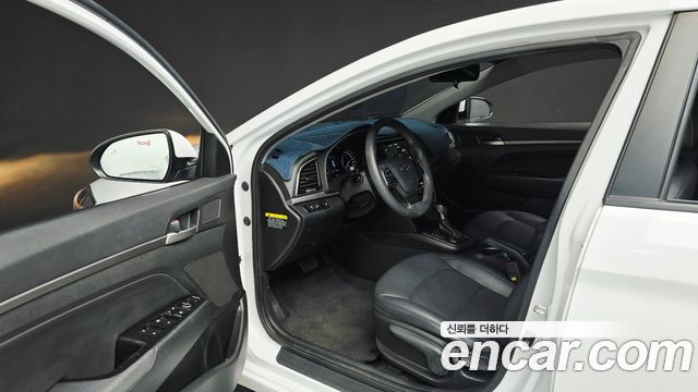 Hyundai AVANTE 2018 — photo 10