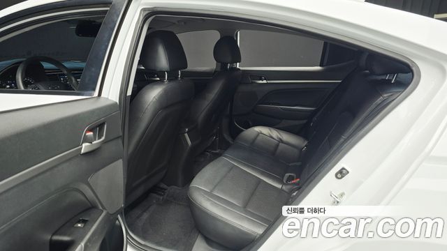 Hyundai AVANTE 2018 — photo 11