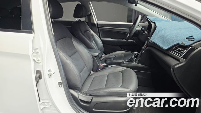 Hyundai AVANTE 2018 — photo 12