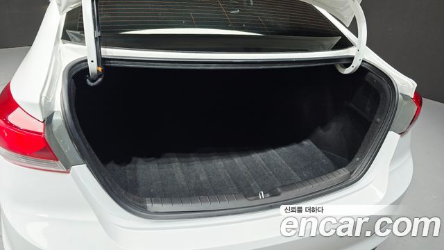 Hyundai AVANTE 2018 — photo 20