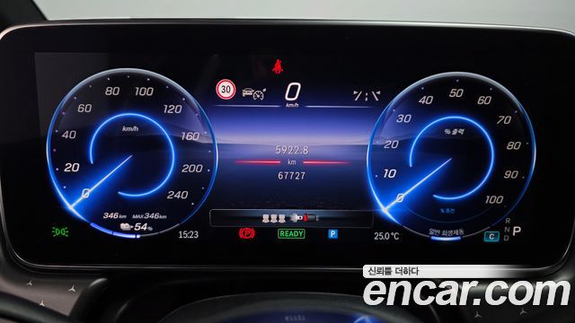 Mercedes-Benz EQE 2023 — photo 11