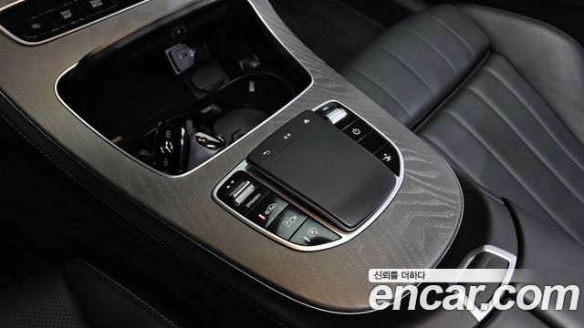 Mercedes-Benz E-Class 2022 — photo 25