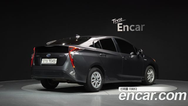Toyota Prius 2017 — photo 2