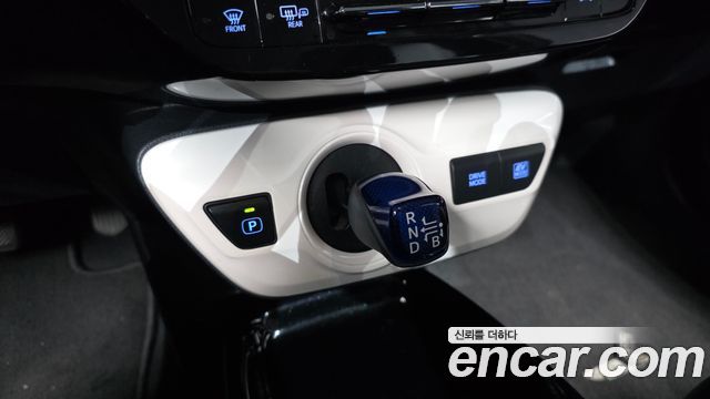 Toyota Prius 2017 — photo 9