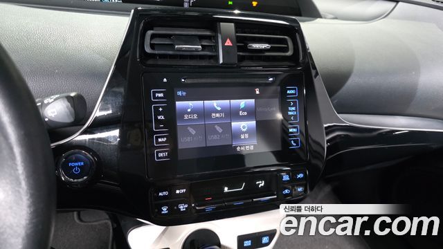 Toyota Prius 2017 — photo 14
