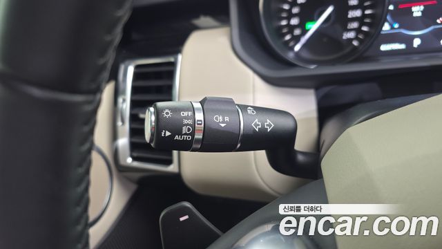 Land Rover Discovery 2018 — photo 24