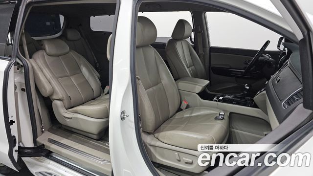 Kia Canival 2017 — photo 11
