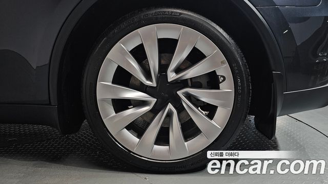 Tesla Model Y 2025 — photo 7