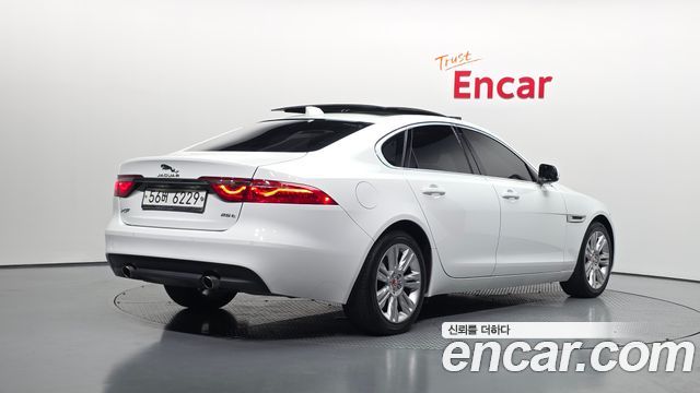 Jaguar XF 2018 — photo 2
