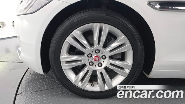 Jaguar XF 2018 — photo 5
