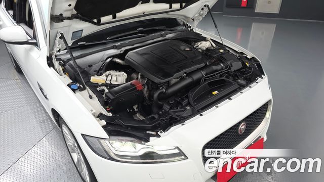 Jaguar XF 2018 — photo 6