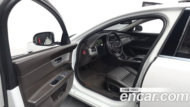 Jaguar XF 2018 — photo 10
