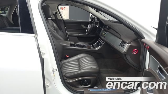 Jaguar XF 2018 — photo 11