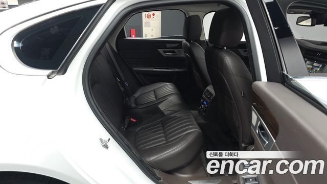 Jaguar XF 2018 — photo 12