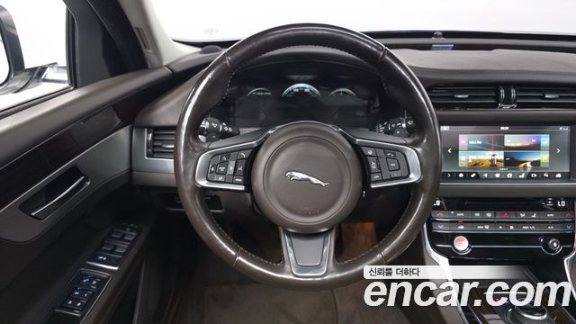 Jaguar XF 2018 — photo 13
